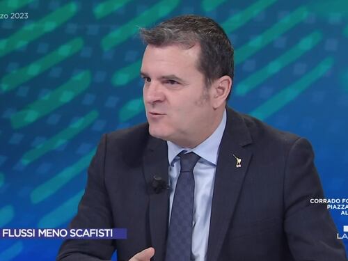 "Chi non entra regolare è clandestino". Centinaio stronca la sinistra