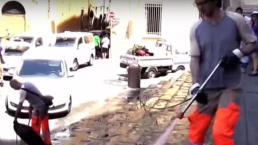 Gli abusivi in giro con i carrelli: cibi e bibite a prezzi stracciati