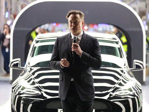 Twitter, Musk fa retromarcia: "Troppi utenti falsi, mi ritiro"