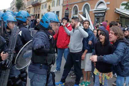 Uova e bottiglie contro Salvini 5