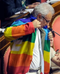 Il senatore grillino con la giacca arcobaleno 1
