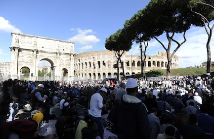 I musulmani pregano al Colosseo 17