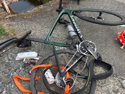 Investe un gruppo di ciclisti dopo la lite, poi torna indietro e li travolge di nuovo: 4 feriti. Arrestato un 73enne
