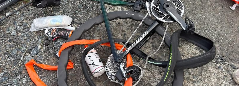 Investe un gruppo di ciclisti dopo la lite, poi torna indietro e li travolge di nuovo: 4 feriti. Arrestato un 73enne