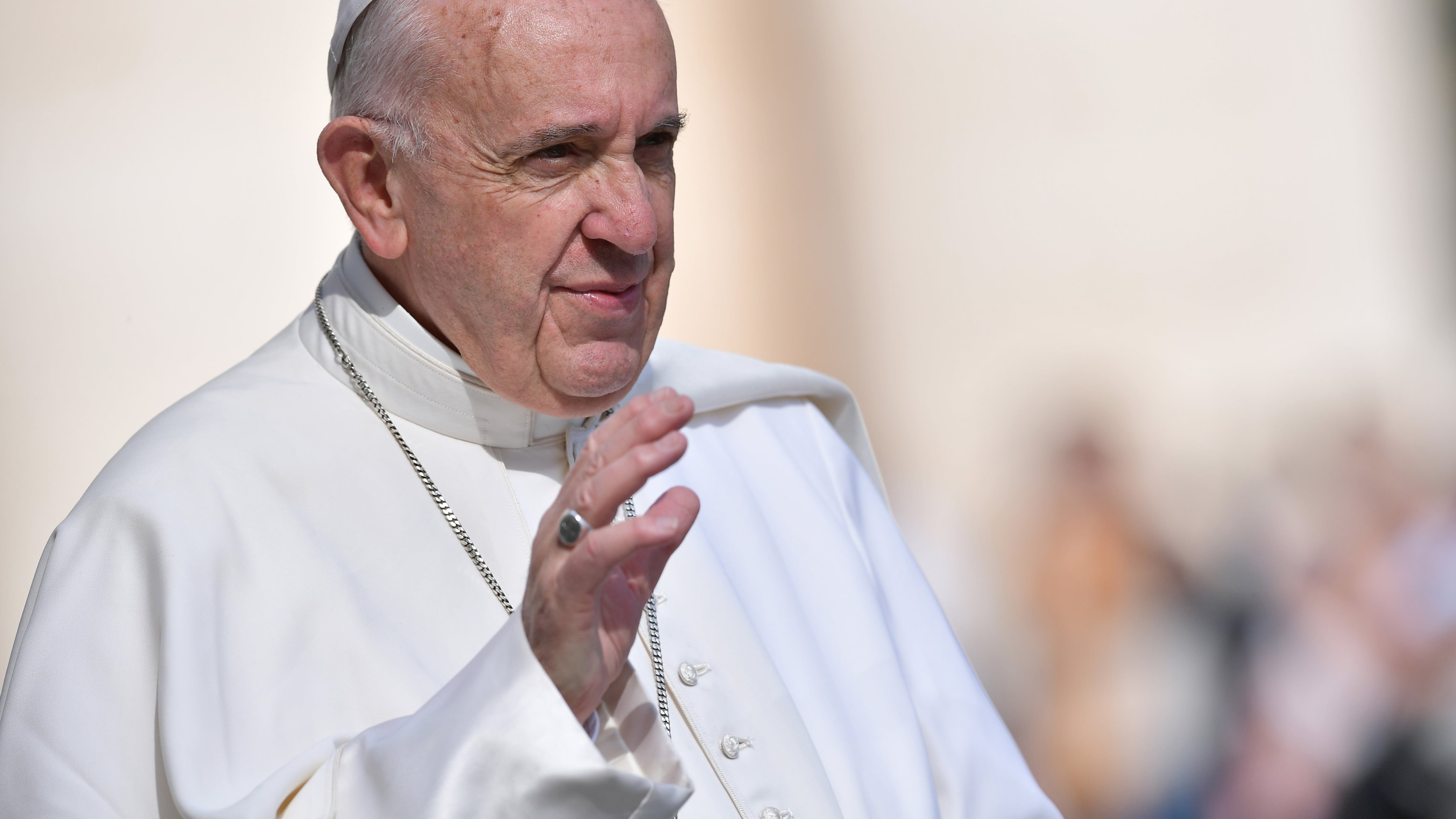 "In miglioramento, sospesa la ventilazione", cosa dice il nuovo bollettino sul Papa