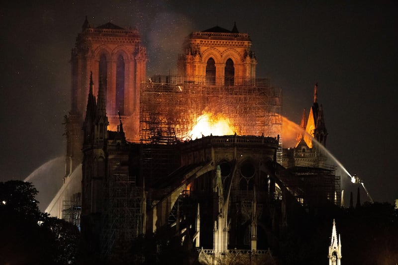 Notre Dame in fiamme: le foto del salvataggio 1