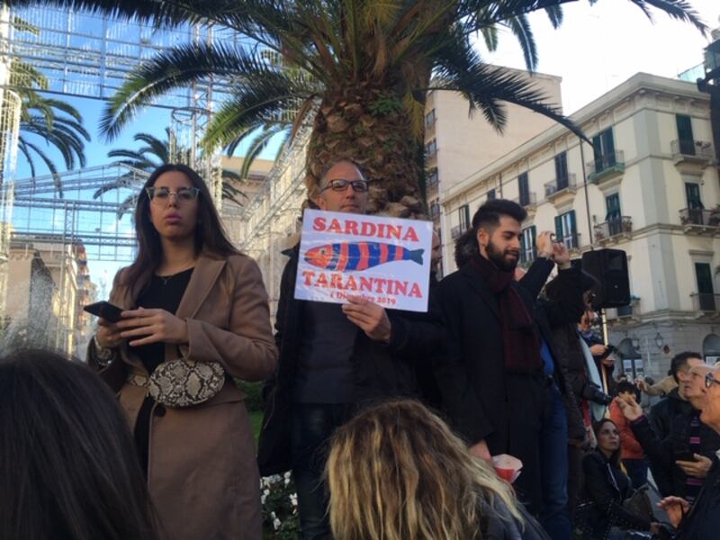 Le sardine scendono in piazza anche a Taranto 2