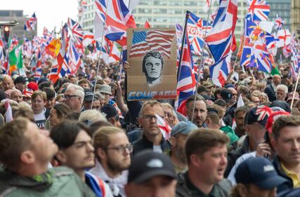 Londra, migliaia di partecipanti in memoria di Charlie Kirk 8