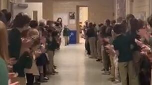 Bimbo sconfigge leucemia e torna a scuola: accolto da una standing ovation