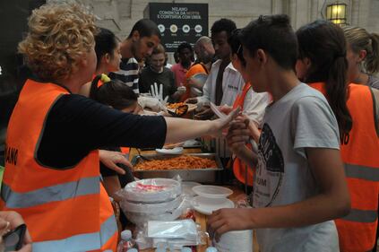 I clandestini bivaccano e mangiano per terra 10