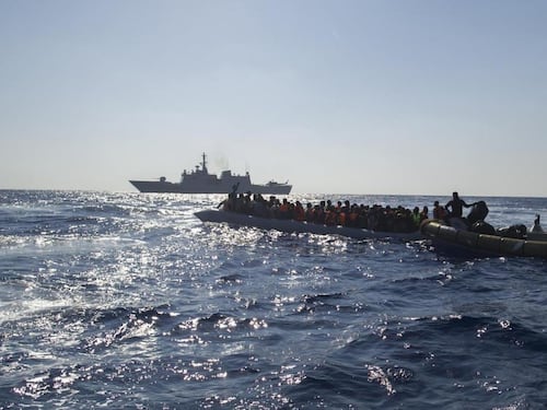 Migranti, il barcone in avaria. Tripoli invia cargo per salvarli
