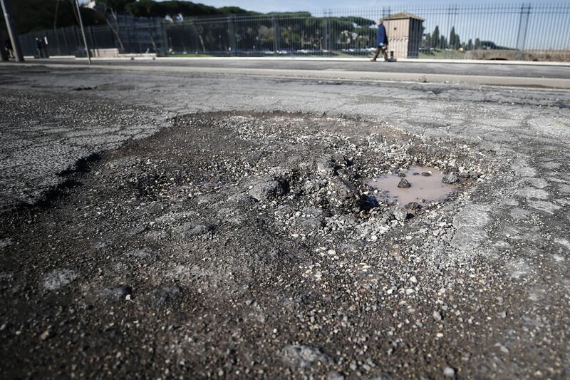 Gli interventi dei vigili urbani per chiudere le buche sulle strade della Capitale 10