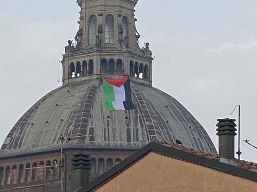 Lo sfregio al Duomo di Pavia. Sulla cupola issata la bandiera palestinese