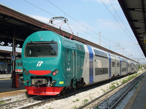 Immigrati senza biglietto "graziati". Mentre l'anziana italiana viene multata