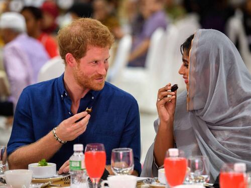 Il principe Harry festeggia il Ramadan e i sudditi lo criticano