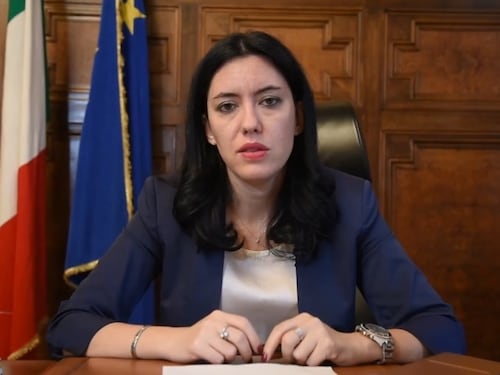 Azzolina: "Sistema sta tenendo". Ma ci sono 1500 studenti contagiati