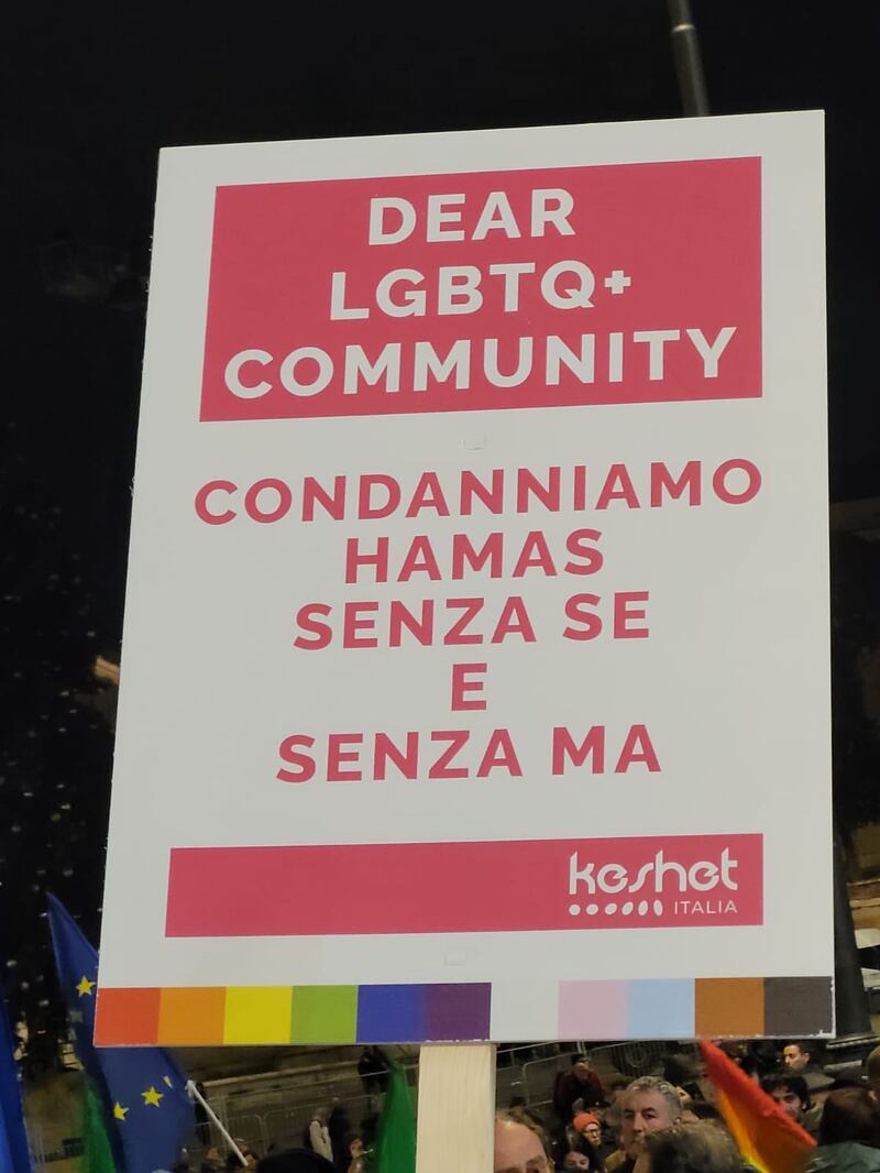 Cartelli pro-Israele rivolti alla comunità Lgbt: "Condannare Hamas senza se e senza ma" 1