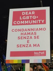 Cartelli pro-Israele rivolti alla comunità Lgbt: "Condannare Hamas senza se e senza ma" 1