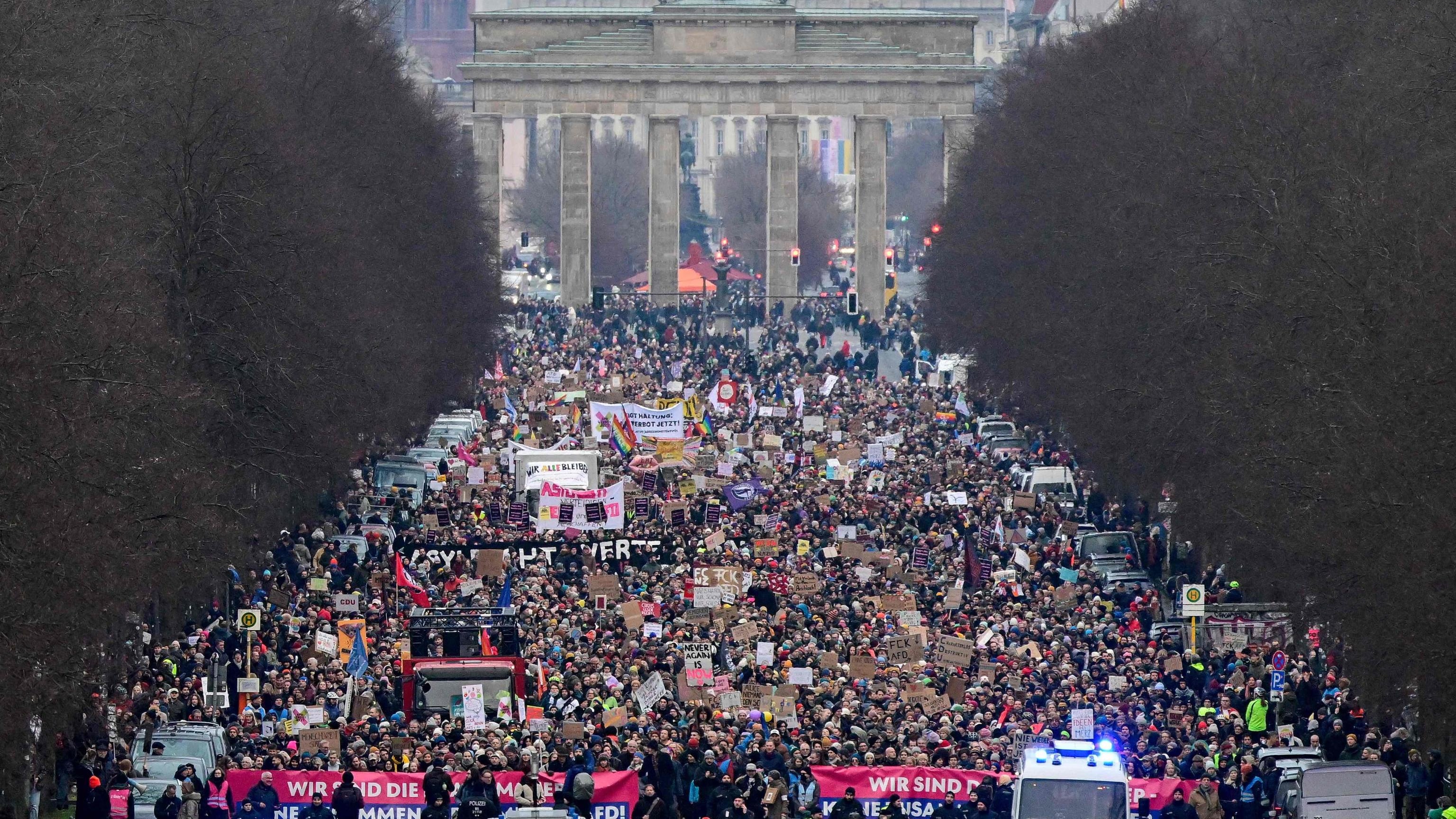 Berlino in piazza contro l'asse Cdu-AfD. "Noi le persone perbene"
