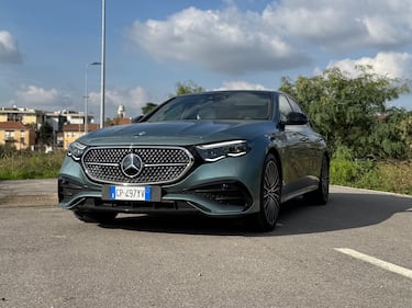 Mercedes Classe E 300e: guarda la gallery della berlina ibrida super lusso 3