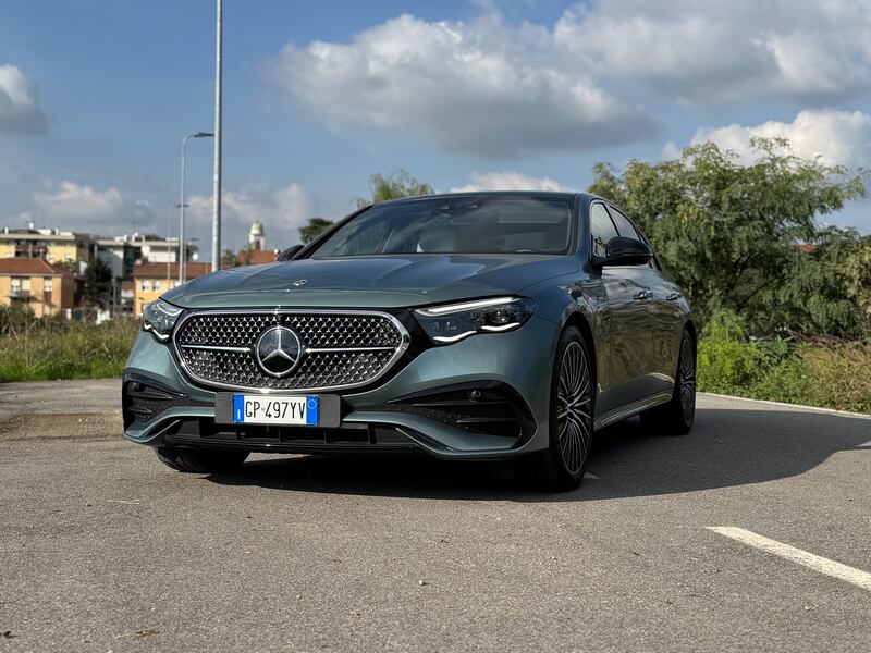 Mercedes Classe E 300e: guarda la gallery della berlina ibrida super lusso 3