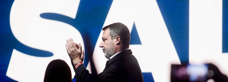 Lega, Salvini confermato segretario. La frecciata ai dissidenti: “Invitare a boicottare Pontida è tradimento del leghismo”. E promette: “Basta soldi a Kiev”