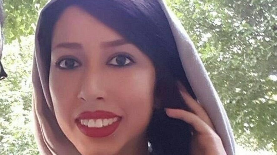 Iran, 24 anni di carcere all'attivista anti-hijab: "Istiga alla prostituzione"