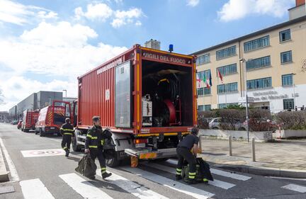 Milano, i vigili del fuoco al padiglione della Bicocca dopo la fuoriuscita di acido cloridrico 5