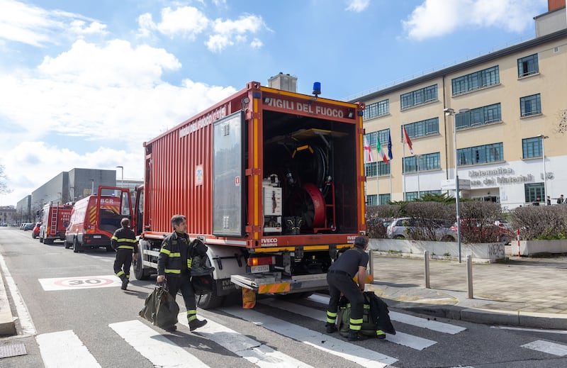 Milano, i vigili del fuoco al padiglione della Bicocca dopo la fuoriuscita di acido cloridrico 5