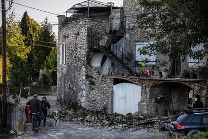 La terra trema in Francia: le macerie dopo il terremoto 3