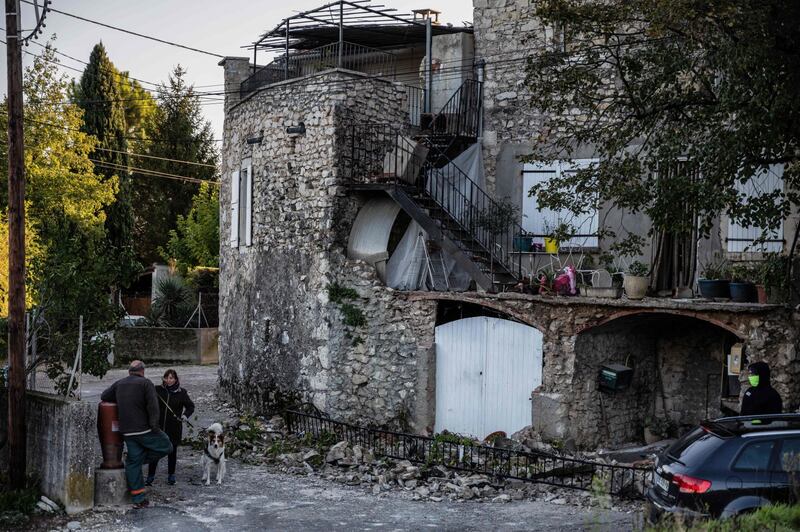 La terra trema in Francia: le macerie dopo il terremoto 3