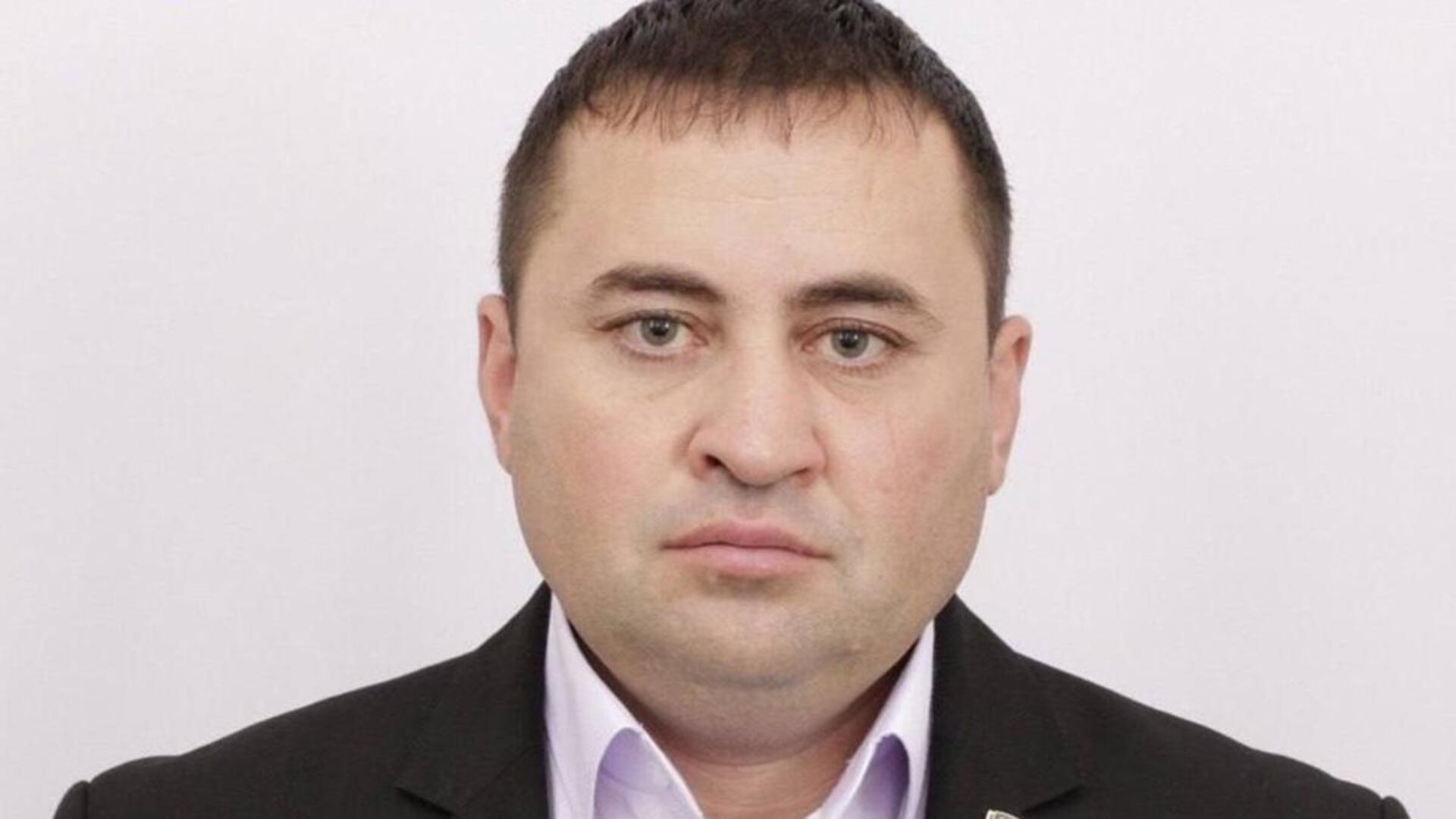 Il corpo senza vita e la caduta: la morte misteriosa di un politico del partito di Putin