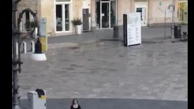 Lecce, balla la pizzica in piazza Sant'Oronzo per esorcizzare il Covid