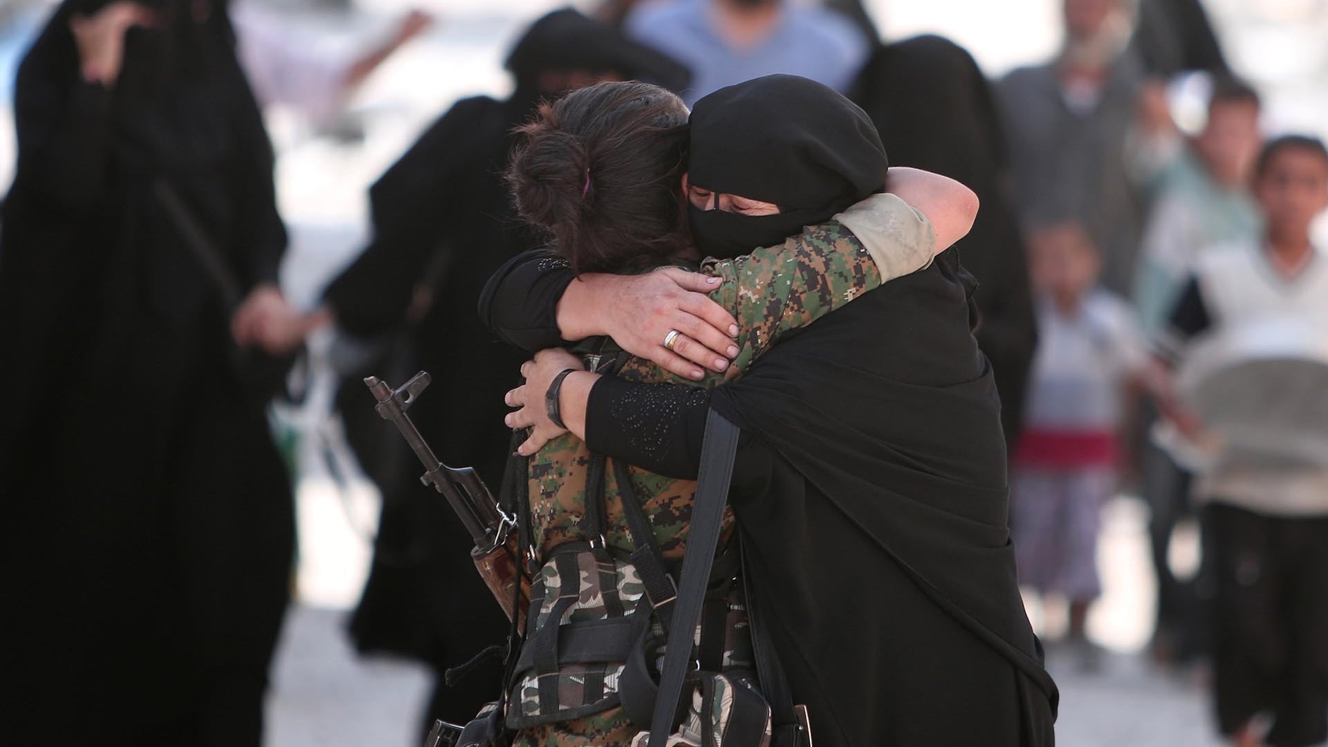 Pianti e niqab dati alle fiamme. Manbij sconfigge l'inferno dell'Isis