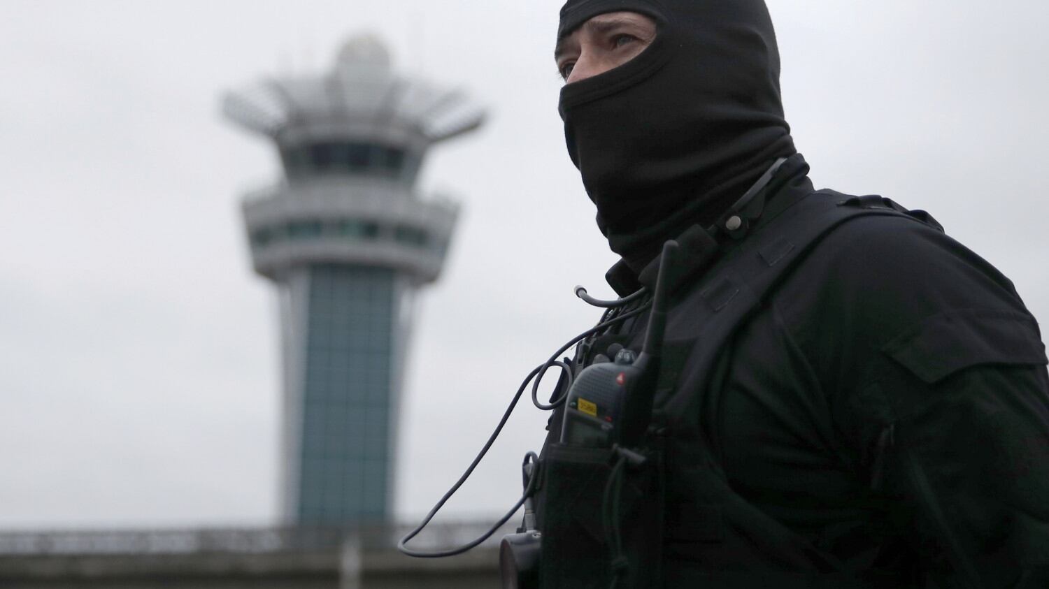 Parigi, un testimone: "Così l'attentatore ha aggredito i militari"