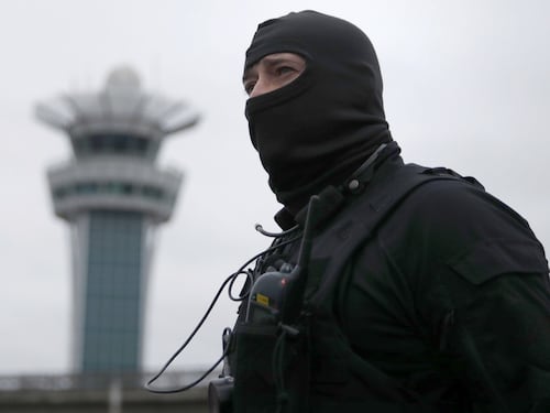 Parigi, un testimone: "Così l'attentatore ha aggredito i militari"