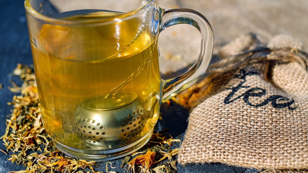 Tisane fredde, quali bere d'estate? Dalle più drenanti alle sgonfia pancia