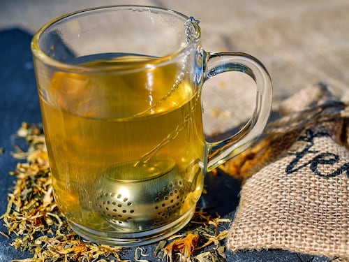 Tisane fredde, quali bere d'estate? Dalle più drenanti alle sgonfia pancia