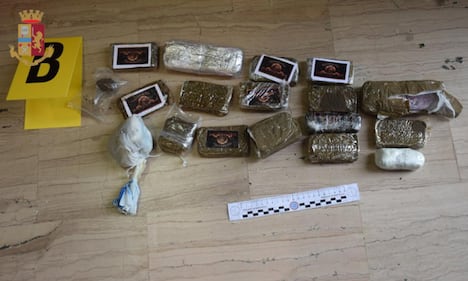 Kalashnikov, pistole e droga nel campo rom: la polizia scopre l'arsenale 4