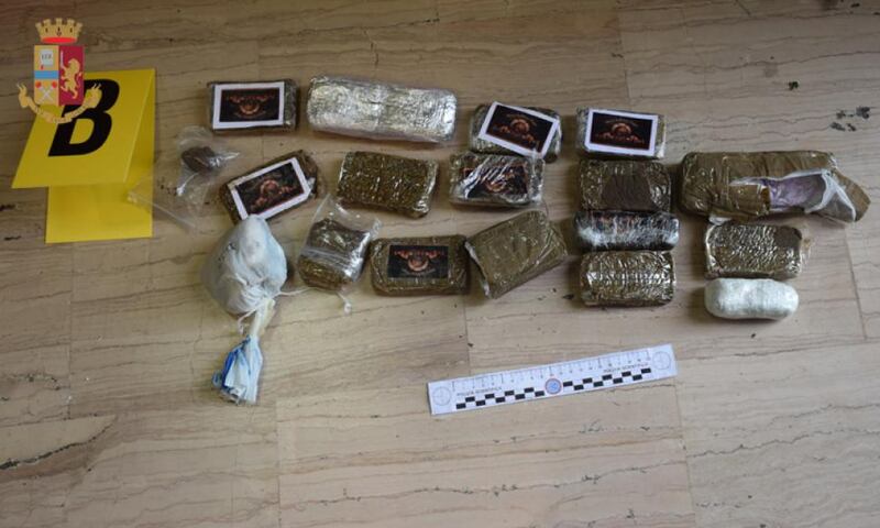 Kalashnikov, pistole e droga nel campo rom: la polizia scopre l'arsenale 4