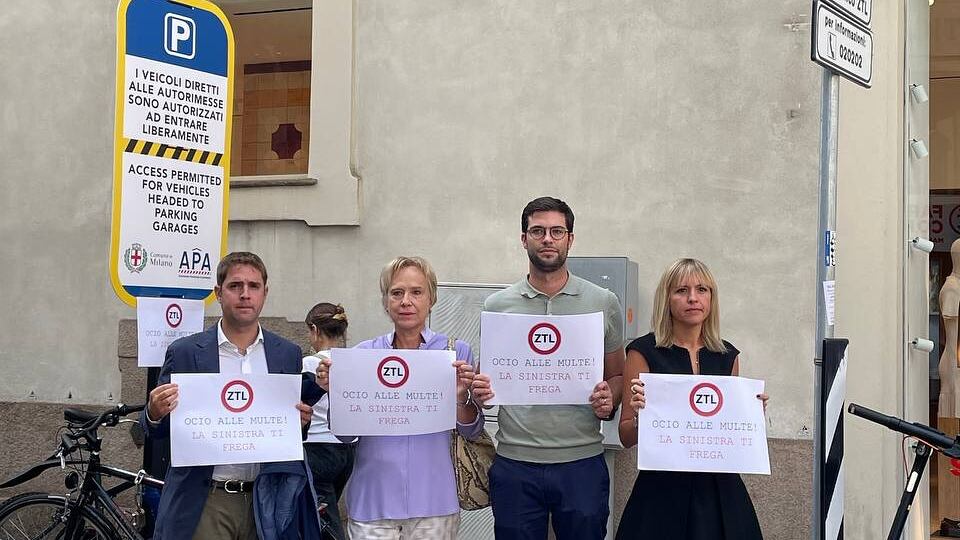 Milano, parte la nuova Ztl e scatta la protesta: "Multe solo per fare cassa"