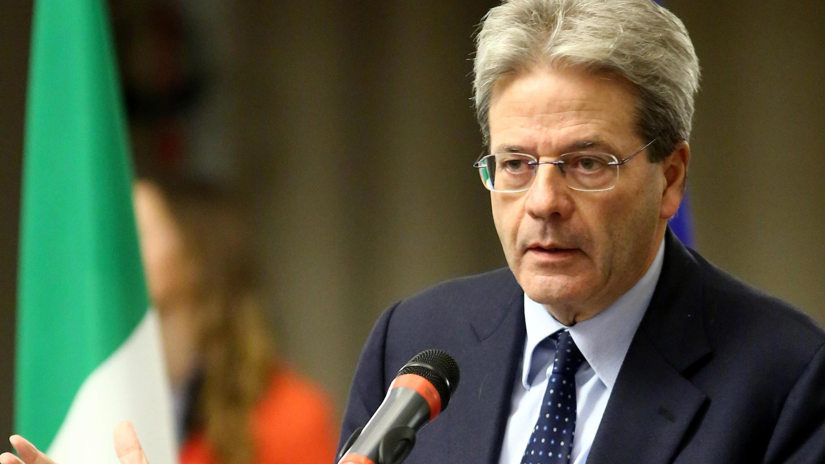 I distinguo di Gentiloni: "Lotta a Isis, non guerra"