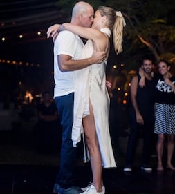 Bar Refaeli, una futura mamma social 10