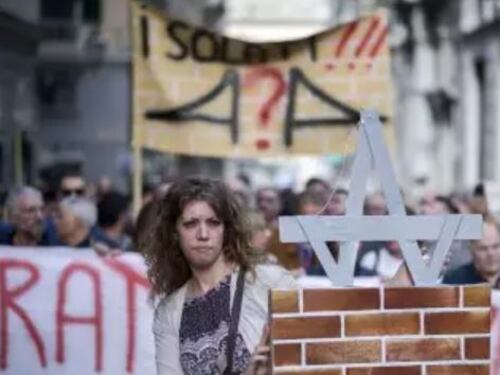 I genovesi contro Toninelli: "Basta bugie, ecco il plastico da portare a Vespa"