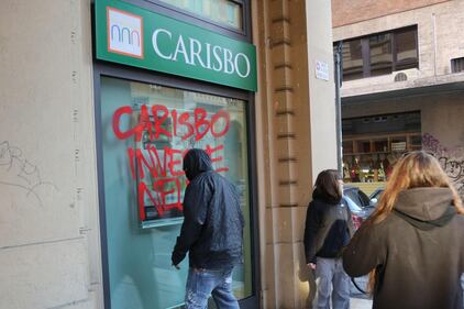 Sciopero: 4 cortei a Bologna. Lancio di letame e uova contro banche e sede Ncd 4