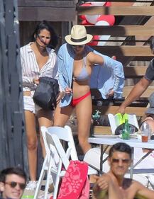 Charlotte McKinney: seno esplosivo in spiaggia 4