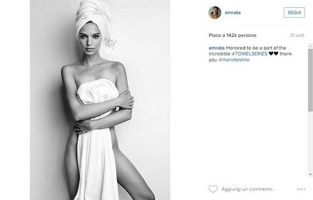 Emily Ratajkowski, seflie nudo allo specchio come Kim Kardashian: foto 18