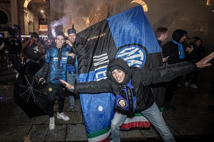 Nella notte bagnata di Milano esplode la gioia nerazzurra 12