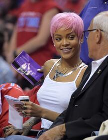 Ennesimo cambio look per Rihanna: ora capelli corti e rosa 2