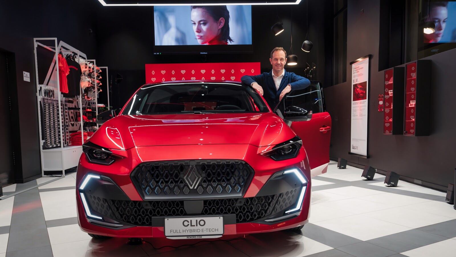 Cliorama accende Milano: Renault mette Clio in scena tra heritage, musica e full hybrid